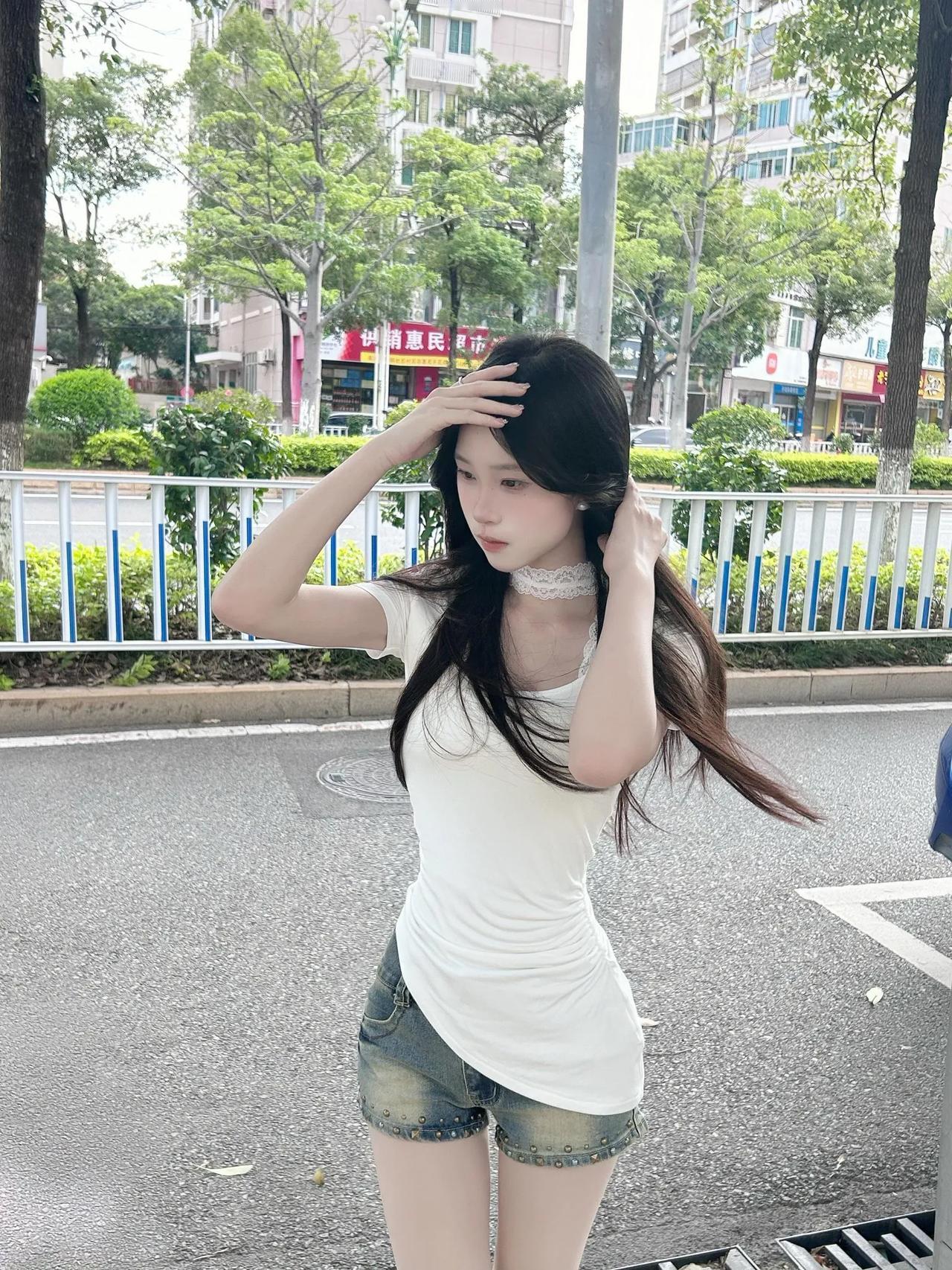 夏日清新穿搭白色T恤+牛仔短裤轻松自在修身性感又温柔