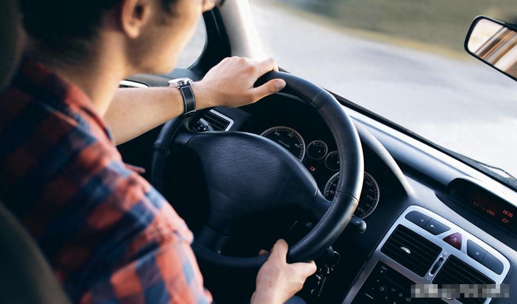 去年坐一朋友的车，他变道从来不看后视镜盲区。我说你扭头瞄一眼，他说开了八年车，看