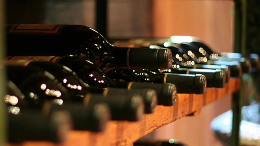 东京的清酒厂老板们这几天一边盯着库存，一边打电话给中国的代理商，却迟迟等不到通关