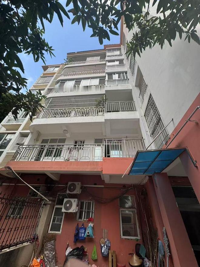 广西贵港，男子花了86万余元，买了一套房子，处于顶楼，室内有楼梯，上楼顶散心很方
