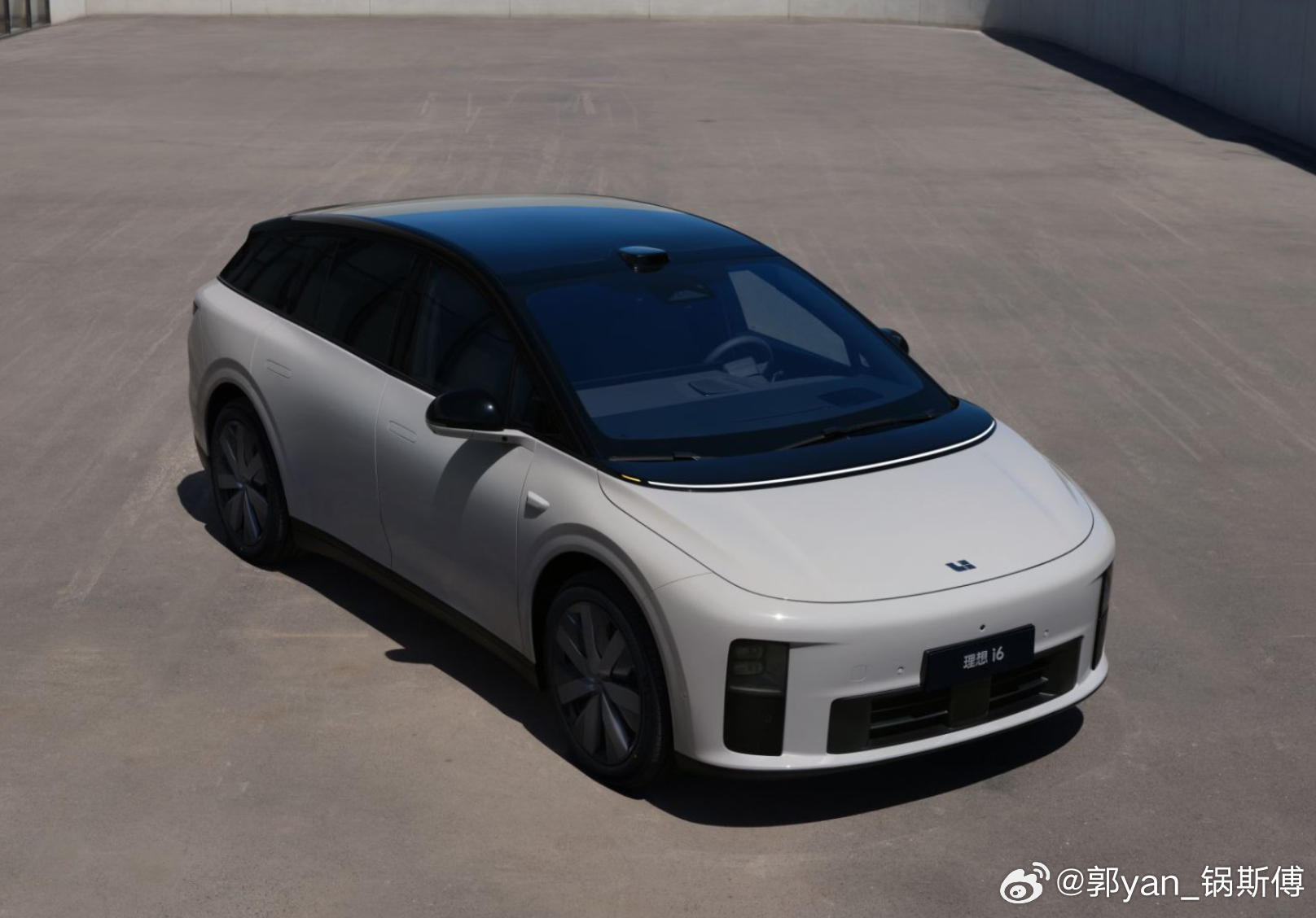 刚刚，理想汽车公布了3月的交付数据，有几个关键点值得拆开来看。先看核心数据：3月