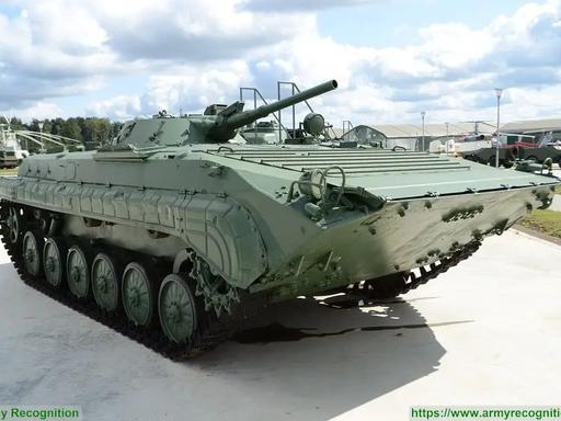 很多人以前都觉得，步兵就是跟着坦克后面打扫阵地的配角。可BMP-1步兵战车问世之