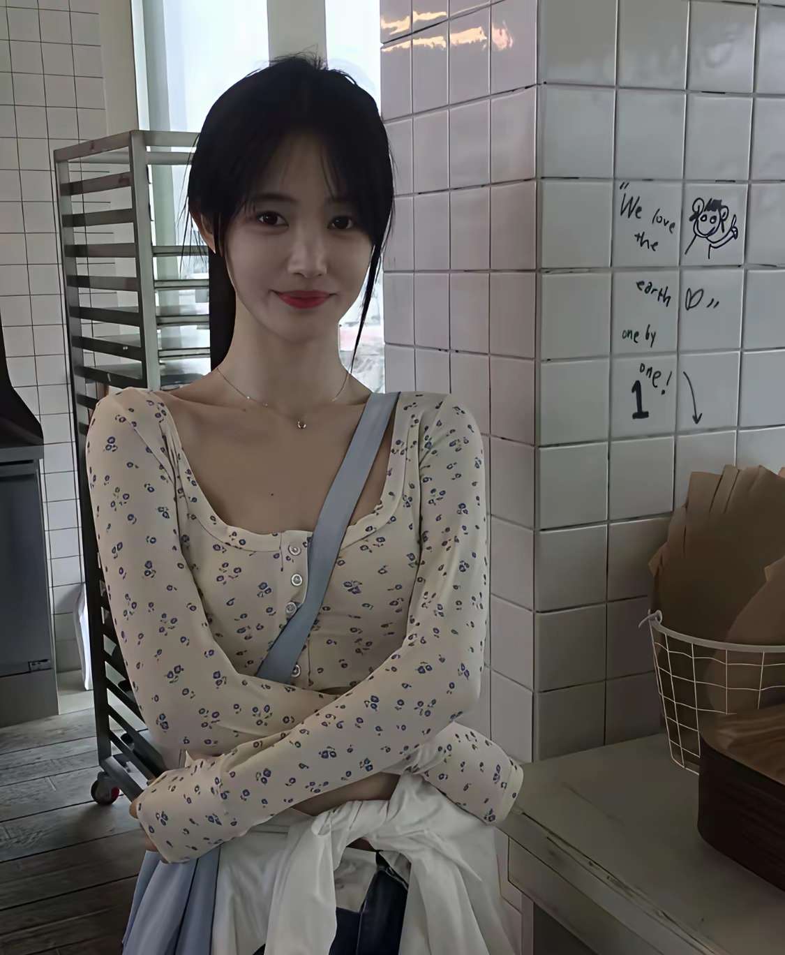 我们公司有个女同事，华中科技大学法学专业毕业，今年31了，人长得很漂亮。事业顺心