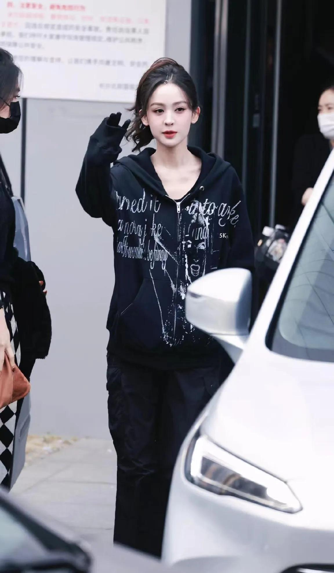 娜扎私服穿搭赢麻了！简约黑系搭配又美又飒古力娜扎的私服品味也太在线了吧！最