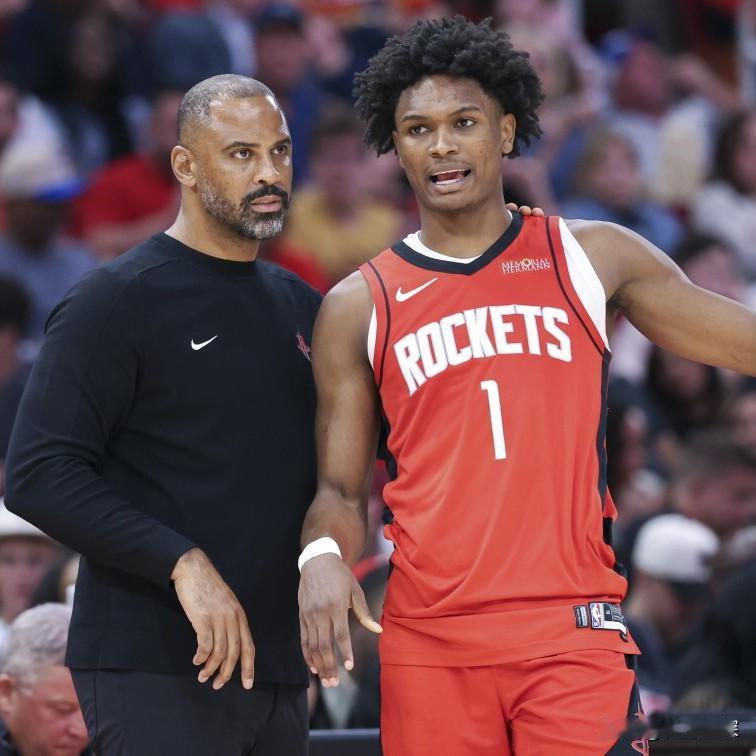 乌度卡向阿门提要求了！在今天火箭的训练后，乌度卡接受采访，谈到了对于阿门需要