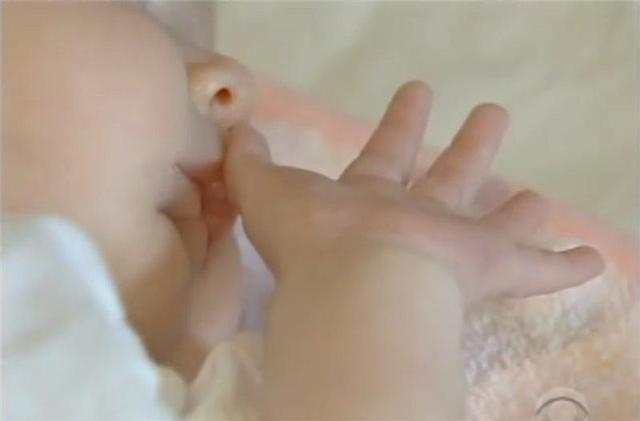这个小女孩真厉害! 别人只出生一次她出生了2次, 还带着这个出生