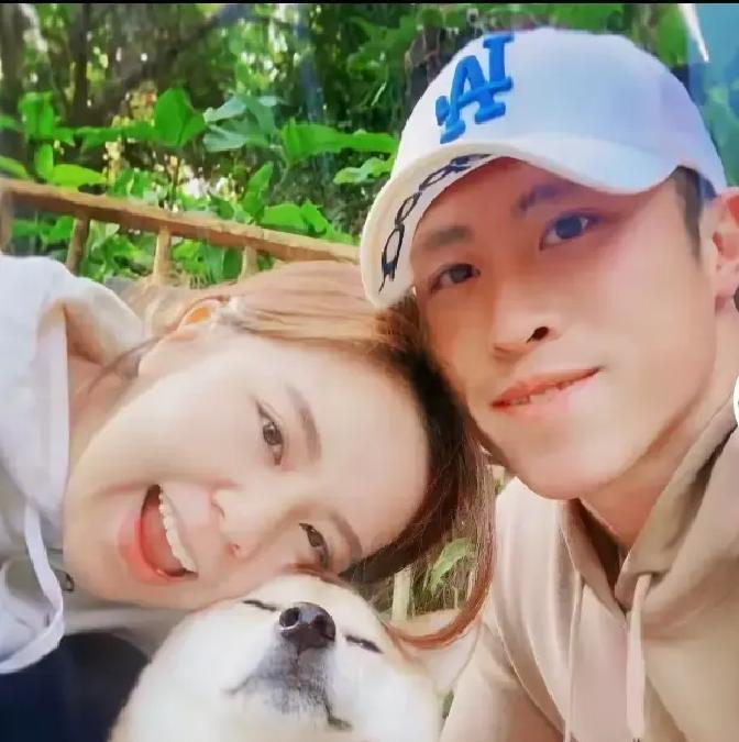 他发出婚礼请柬那天，消防局收到了他的死亡通知。整个楼层突然安静。储物柜里，