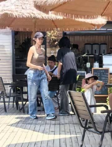 53岁蔡少芬在贵州黔灵山被路人碰到啦。她没带助理，也没全副武装耍明星架...