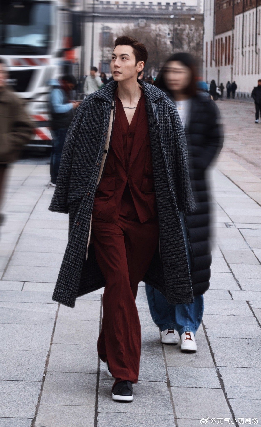 特别慷慨的陈伟霆，深V西装米兰街拍头身比太顶了！