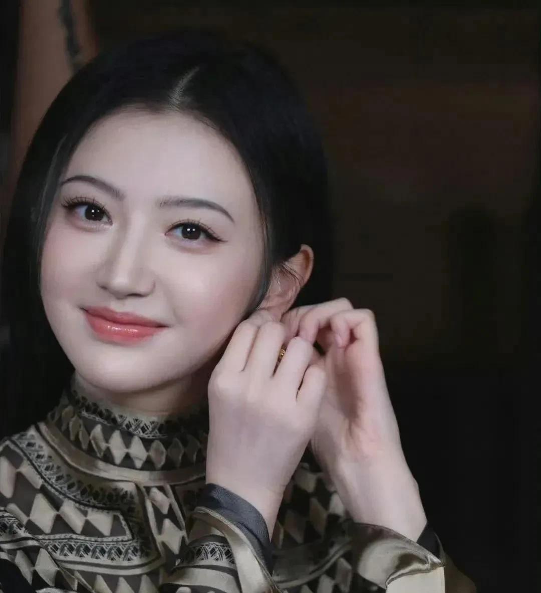 景甜微胖更美？最近好多人都在讨论景甜的身材，说她“微胖”，还用“珠圆玉润”来形容