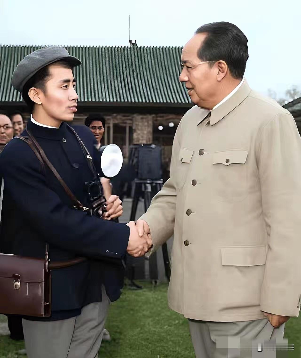 老人家和摄影师吕厚民亲切握手，合影留念，看这张照片拍摄的时间，应该是上个世纪五六