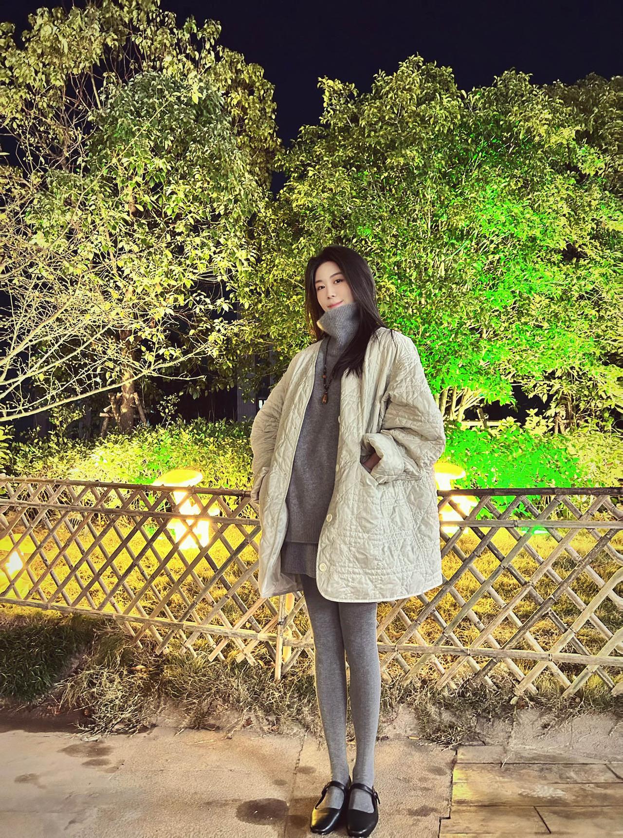 裤袜穿搭🧚🏻‍♀️冬日叠穿美学|||菱格棉服自带慵懒滤镜灰色连裤袜和the