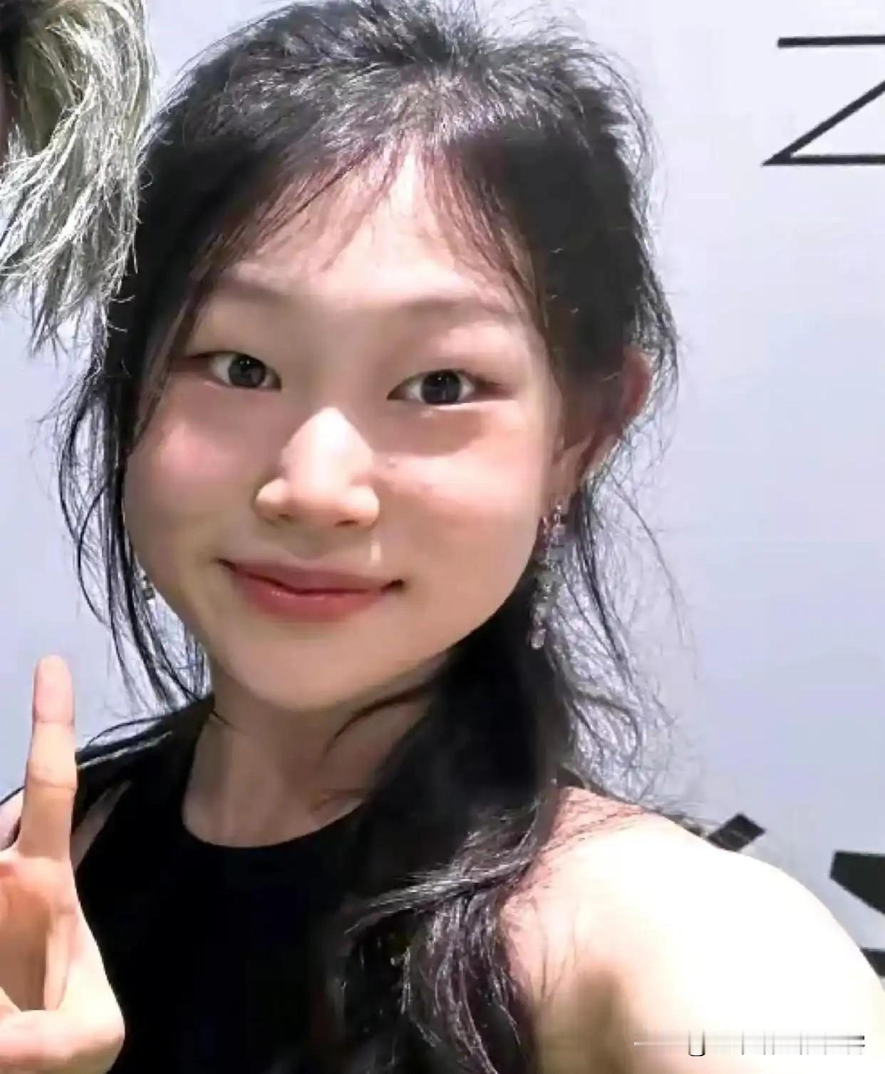 大家发现没？沈佳润这人有一个弱点不是个矮，也不是像小沈阳，而是越仔细看，越