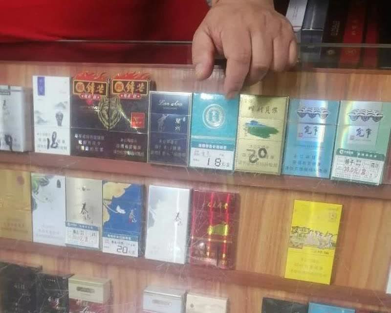 上海一男子为了儿子的婚事，特意买了6条高档香烟去提亲，结果出了大糗。对方亲戚一检