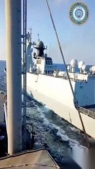 菲律宾自己放出来一段视频，想叫屈，结果画面里全是压迫感。镜头里，咱们一艘灰色的