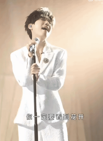 陈楚生歌手第二场彩排的这套衣服，比直播时的衣服好看太多了。他还是更适合这种简单
