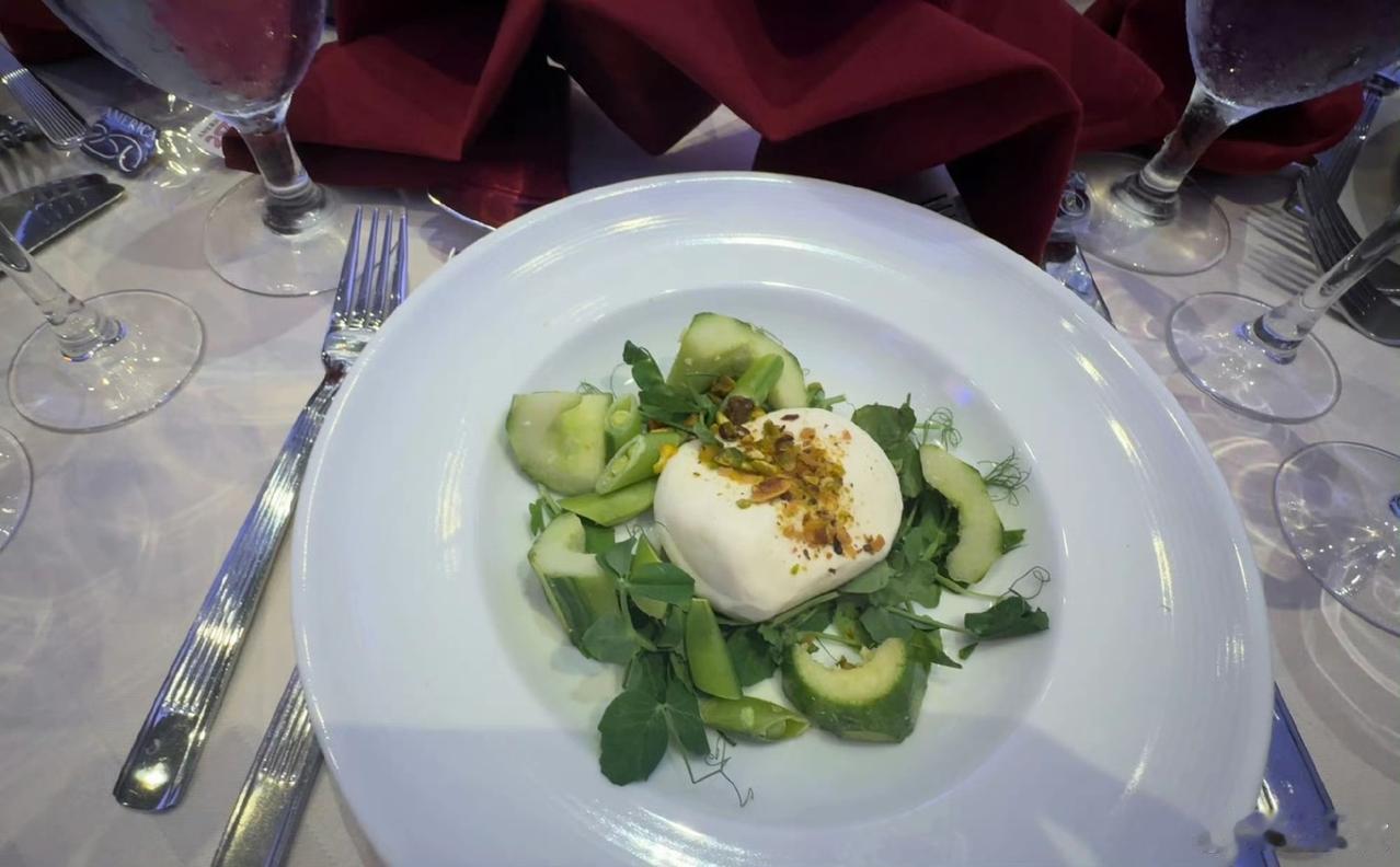 据凤凰卫视驻华盛顿记者王冰汝介绍：500美元一个人的白宫记者晚宴，刚刚上了个前菜