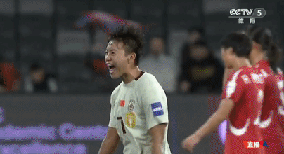 笑了！王霜笑了，张琳艳笑了……姑娘们激动得都笑了，铿锵玫瑰绽放。从0:1到2: