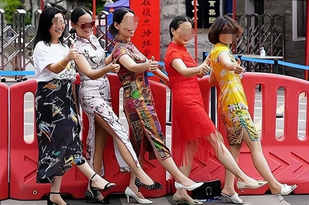 高考产房奇观：孕妇考生自曝'肚里没货'，旗袍妈妈叉开再高也难'接生'！
