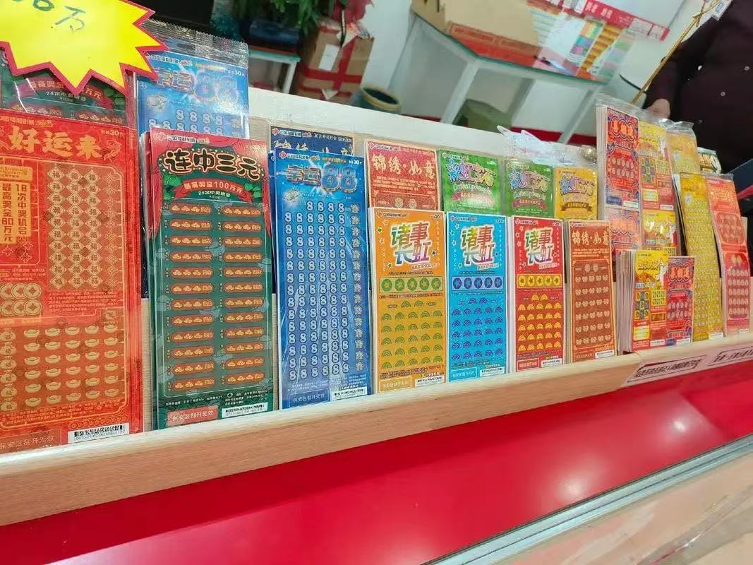 陕西西安，男子和女子约会后买刮刮乐，本来没报多大希望，但却刮出了100万大奖。可