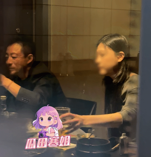 #汪小菲与酷似大S美女聚餐#汪小菲这是玩上宛宛类卿了吗？汪小菲参加好友聚餐，身旁坐着一位眉眼酷似大S