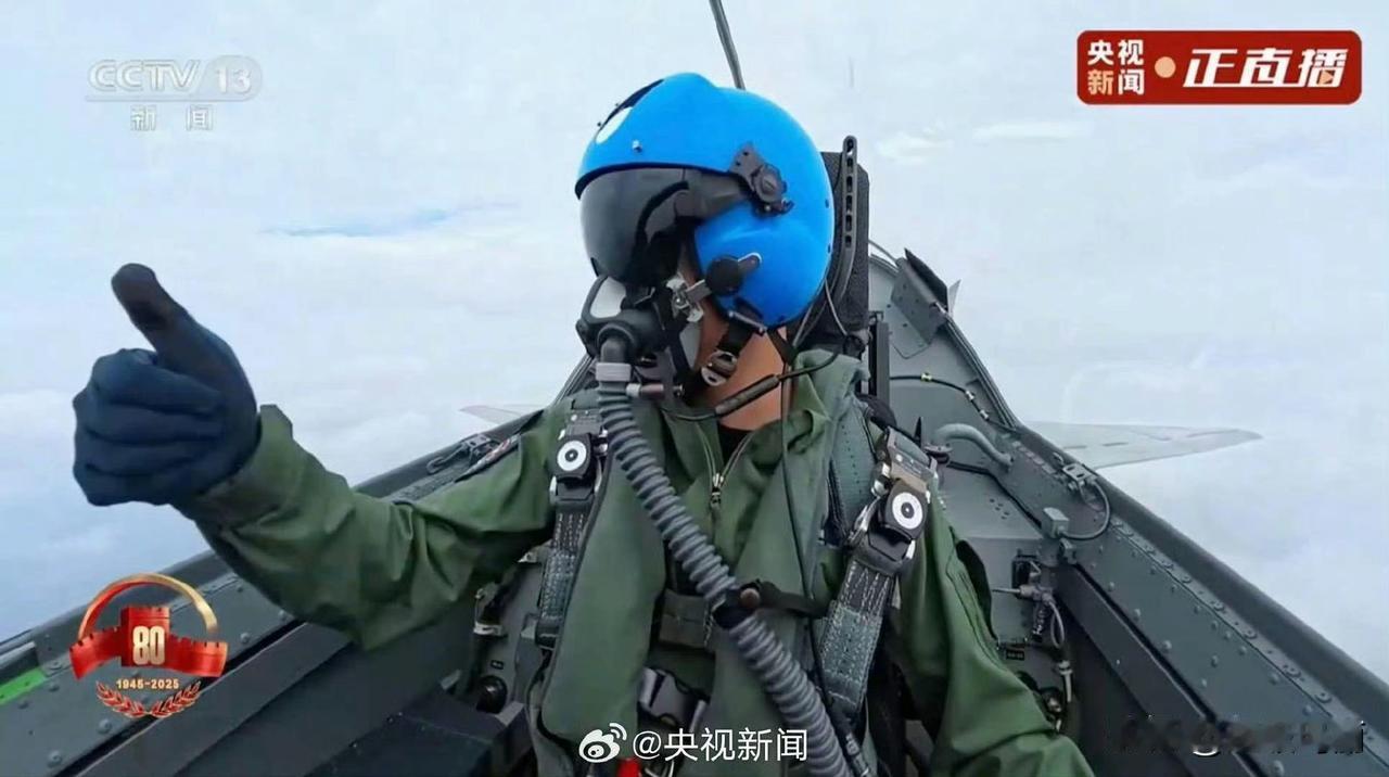 看到阅兵这张照片，电影长空之王拍的太真实还原了，包括被某些假军事博主攻击的飞鸟