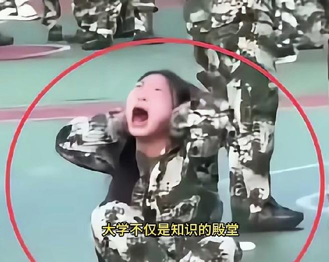 女生军训上演撒泼打滚式崩溃大哭！吓得同学四散逃去，太吓人了，怎么能哭成这样？
