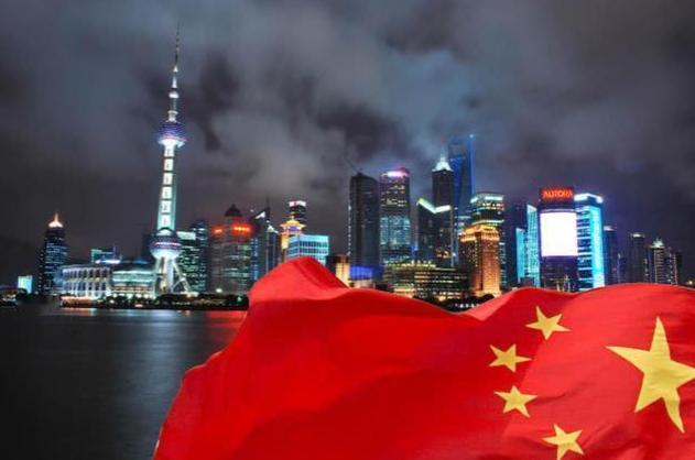 今天的中国这么强大，其实是很反常的，按理说，中国应该比现在更穷、更落后、更弱才对