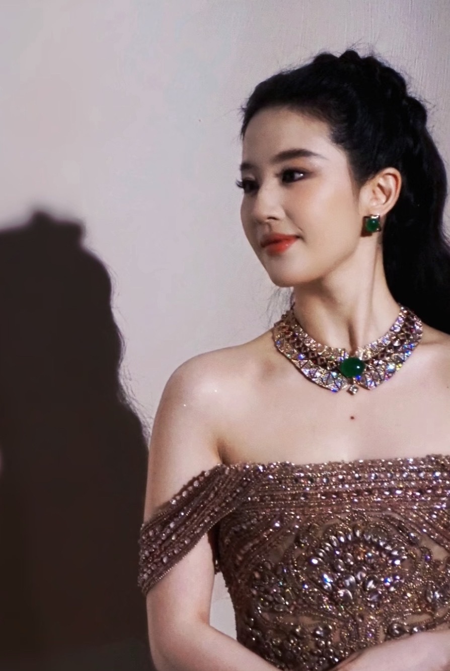 刘亦菲这个帝王绿翡翠项链…时代美人与顶级珠宝交相辉映…​​​