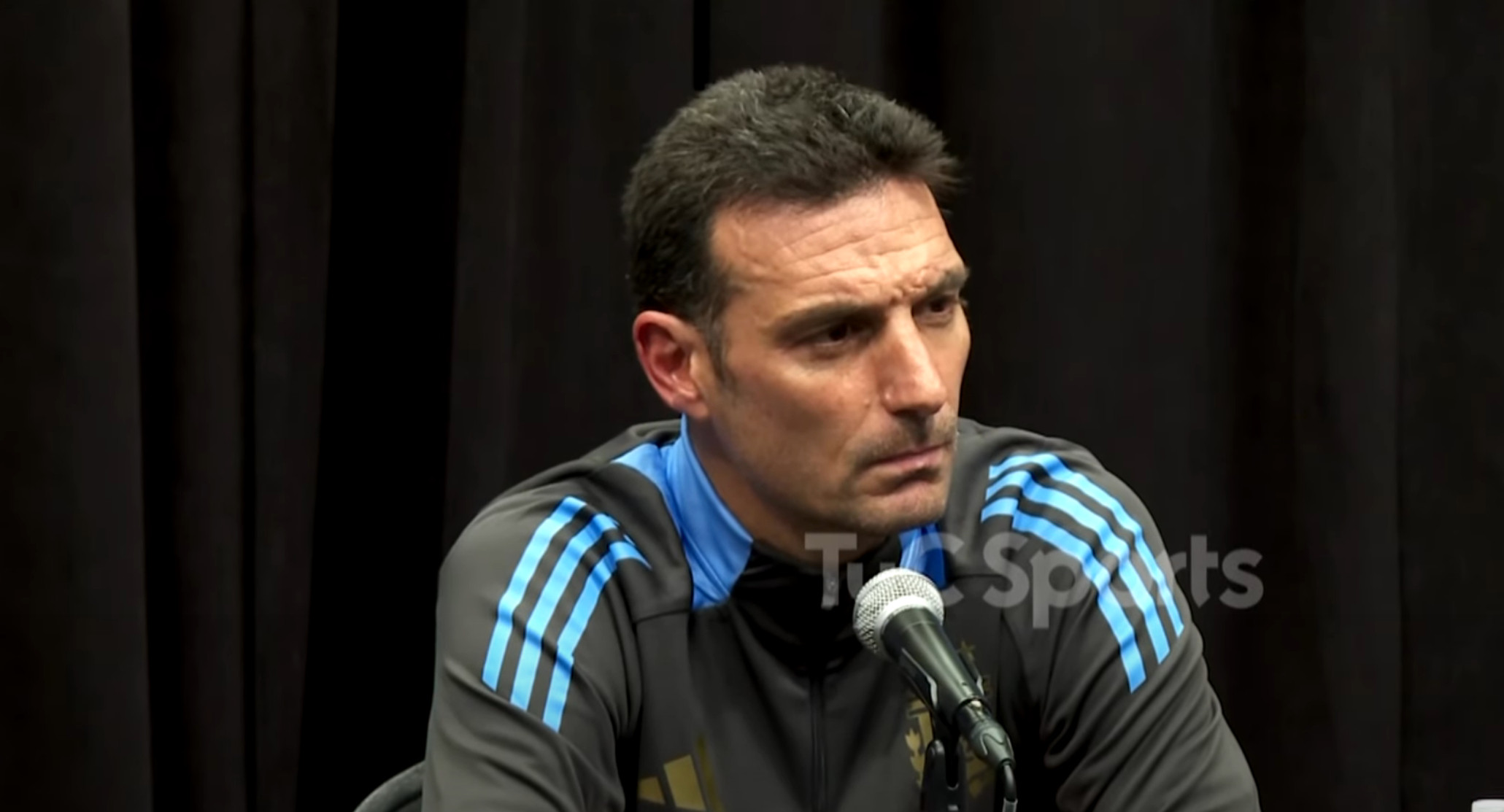 记者：昨天我们有机会观看了15分钟的队内小型训练赛，在这短短的15分钟里，我们看