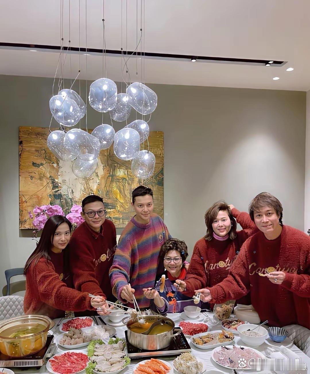 陈伟霆这张全家福太有氛围感！全家同框暖意十足，妈妈气质出众，自带豪门贵女的强大气