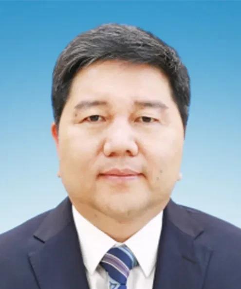 李成武，1968年生于云南石屏，16岁时即1984年参加中考考上中师，就读于红河