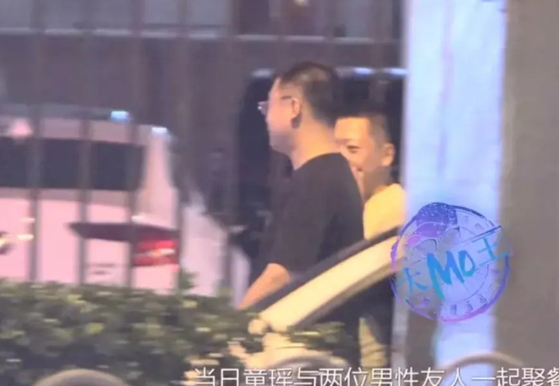 狗仔没出路了！蹲了很久，好不容易拍到童瑶吸烟的视频，可对于网友而言，根本不关注