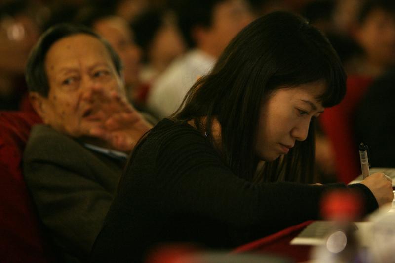 2025年10月28日，清华大学建筑学院官网更新，宣布杨振宁遗孀翁帆受聘为讲师，