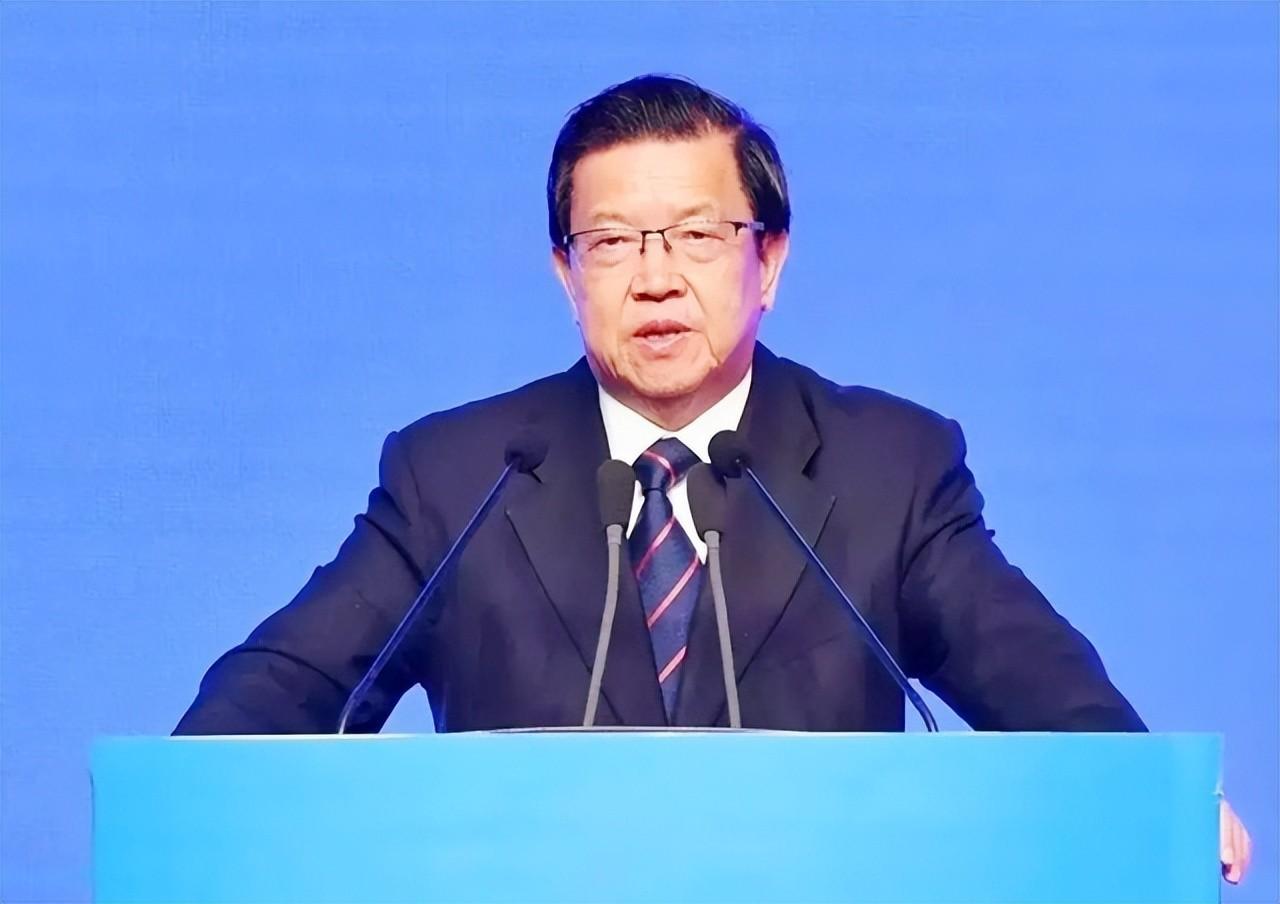 龙永图：暂不讨论中国崛起，先回答三个更重要的问题。第一，什么时候全球的精英会把孩