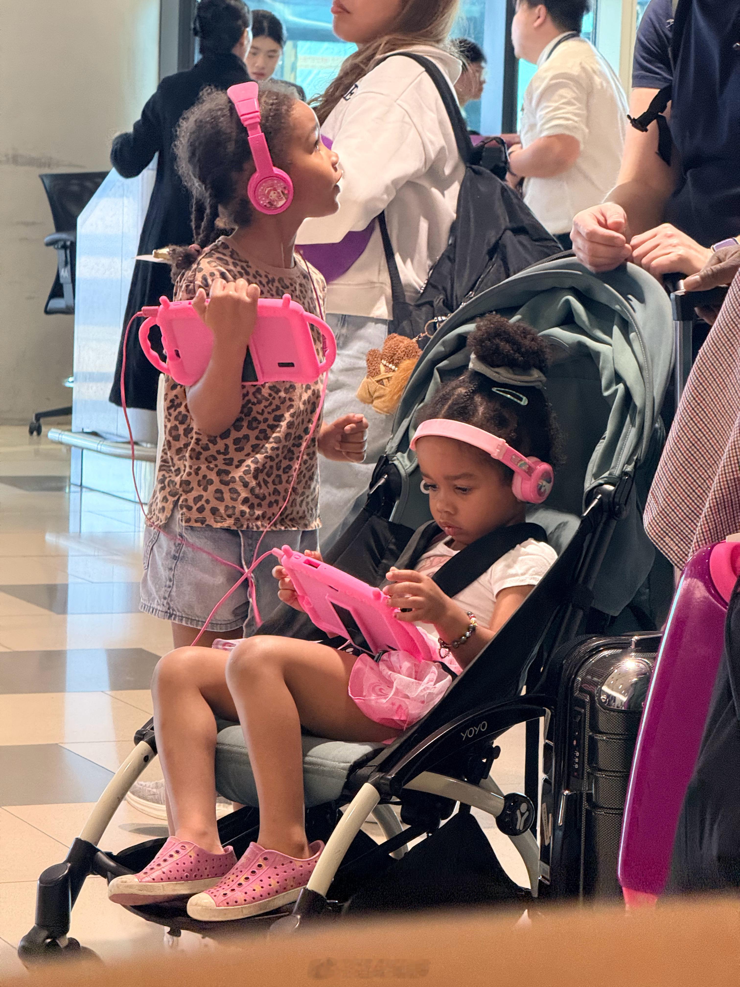 一抬头看见真人芭比了！！！黑皮和粉色是绝配啊