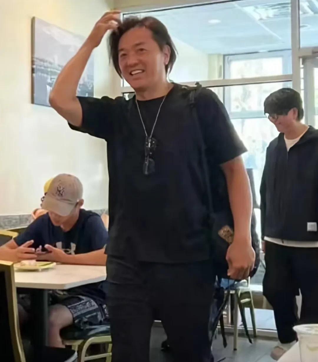 郑伊健在美国被网友拍到现身餐厅，郑伊健已经57岁了，身材发福了，面容红润，还是那