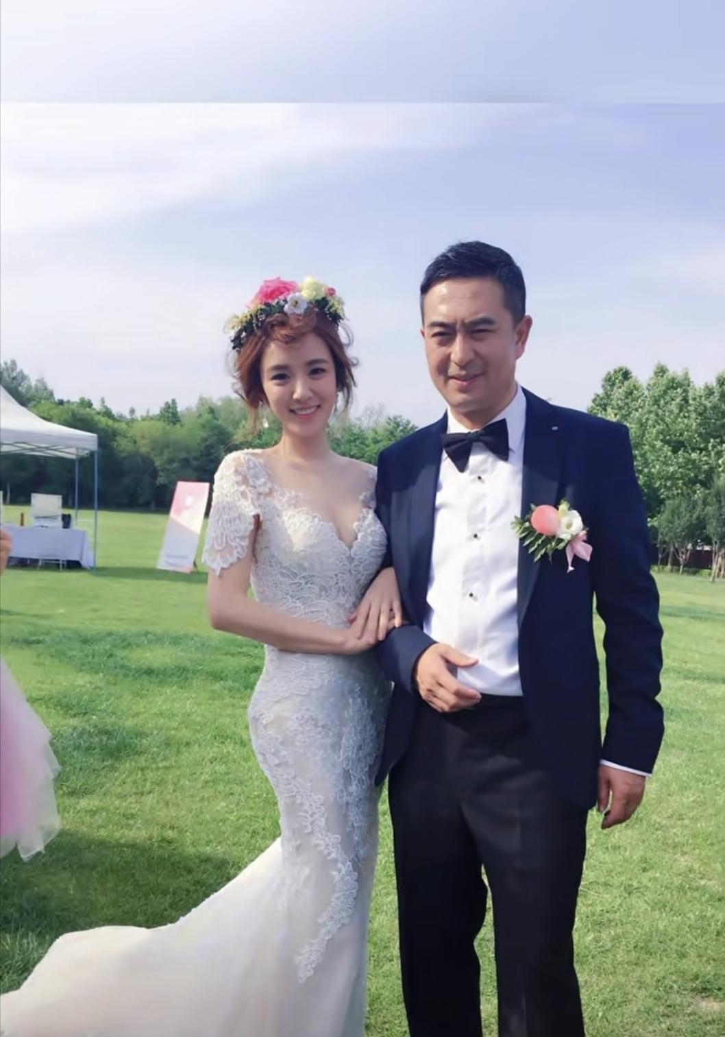 《吻戏百场的背后：张嘉译的腰椎警报与王晓晨的“私人问候”》