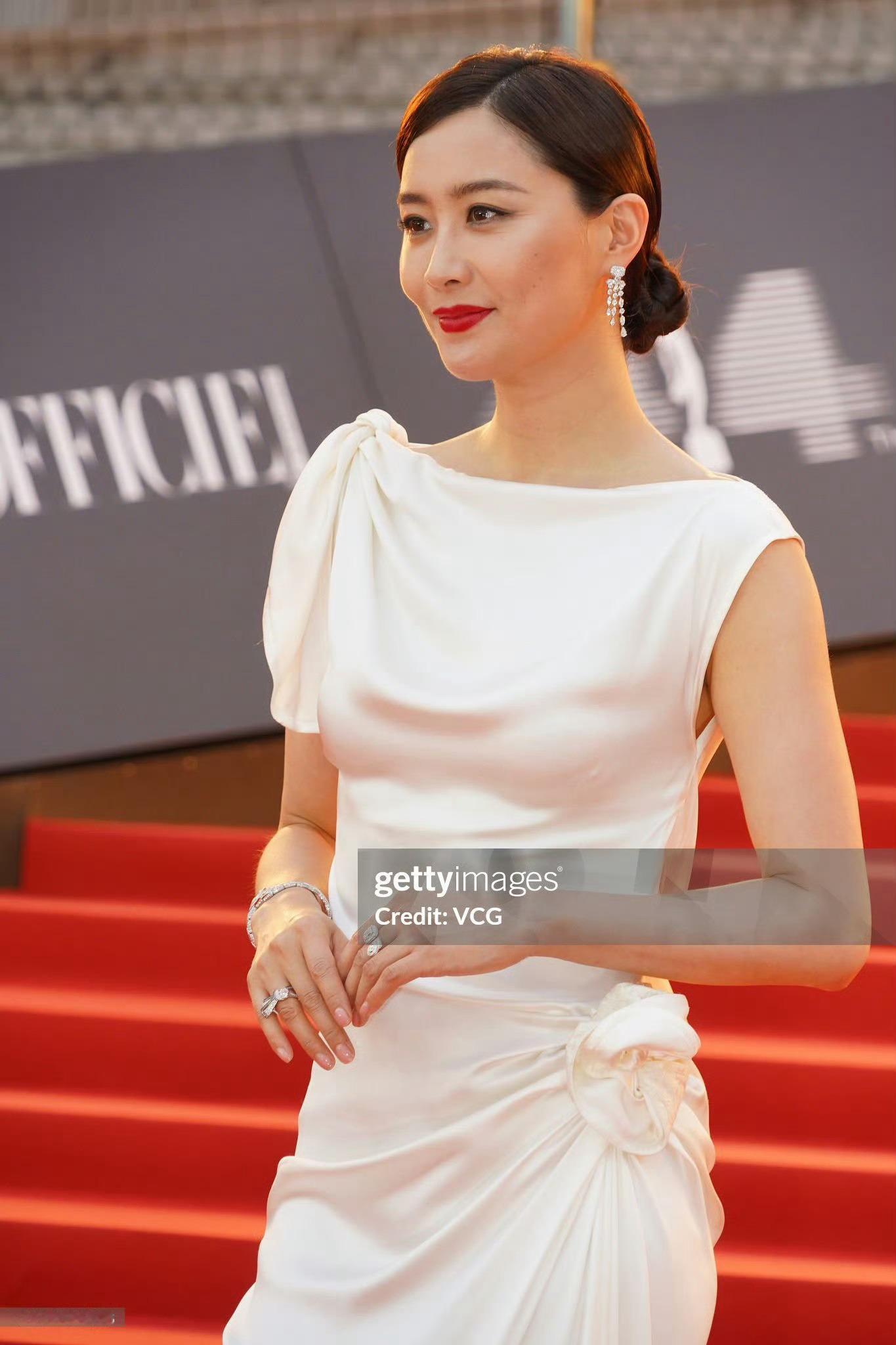 陈法拉今晚金像奖红毯造型，身穿Chanel2026春夏系列登场，丝滑的白