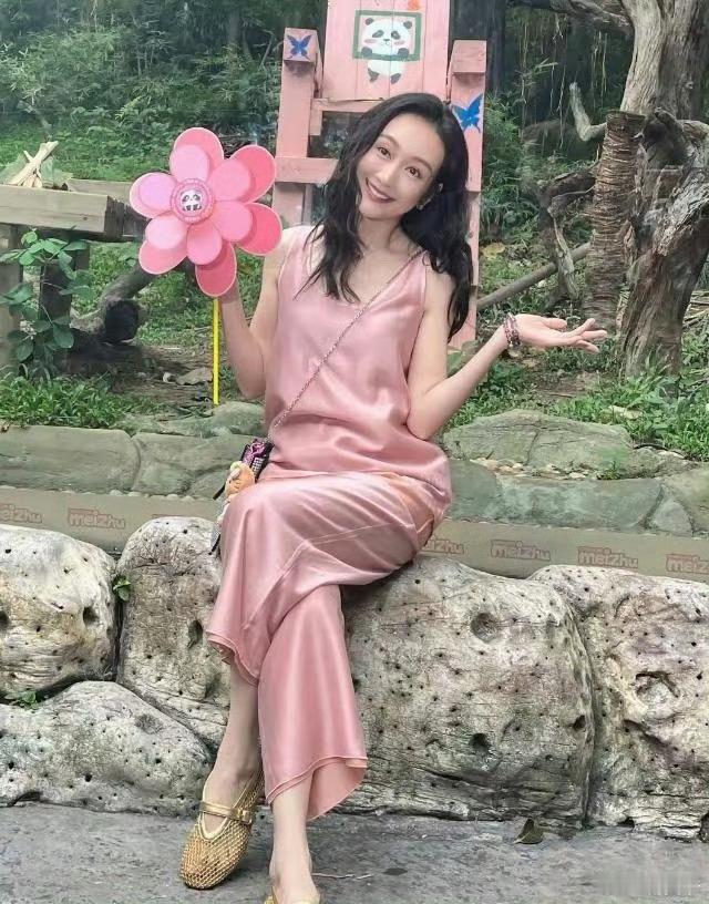 生完孩子的王鸥，看着是不是有些老了。​​​