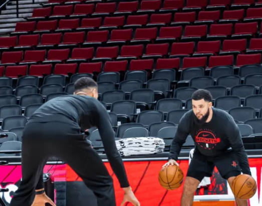 火箭官方更新动态，晒出了一张后卫弗雷德-范弗利特在场上运球训练的照片。同时火箭