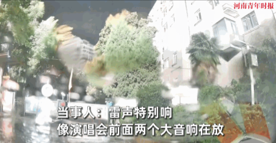 “福大命大！”6月28日，湖北武汉，一男子在停车场低头发语音时，天空瞬间亮如白昼