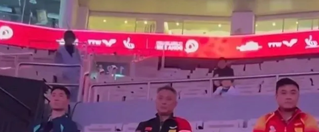 最近多哈世乒赛上，新上任的乒协主席王励勤的座位安排引发热议。有网友发现他和副主席