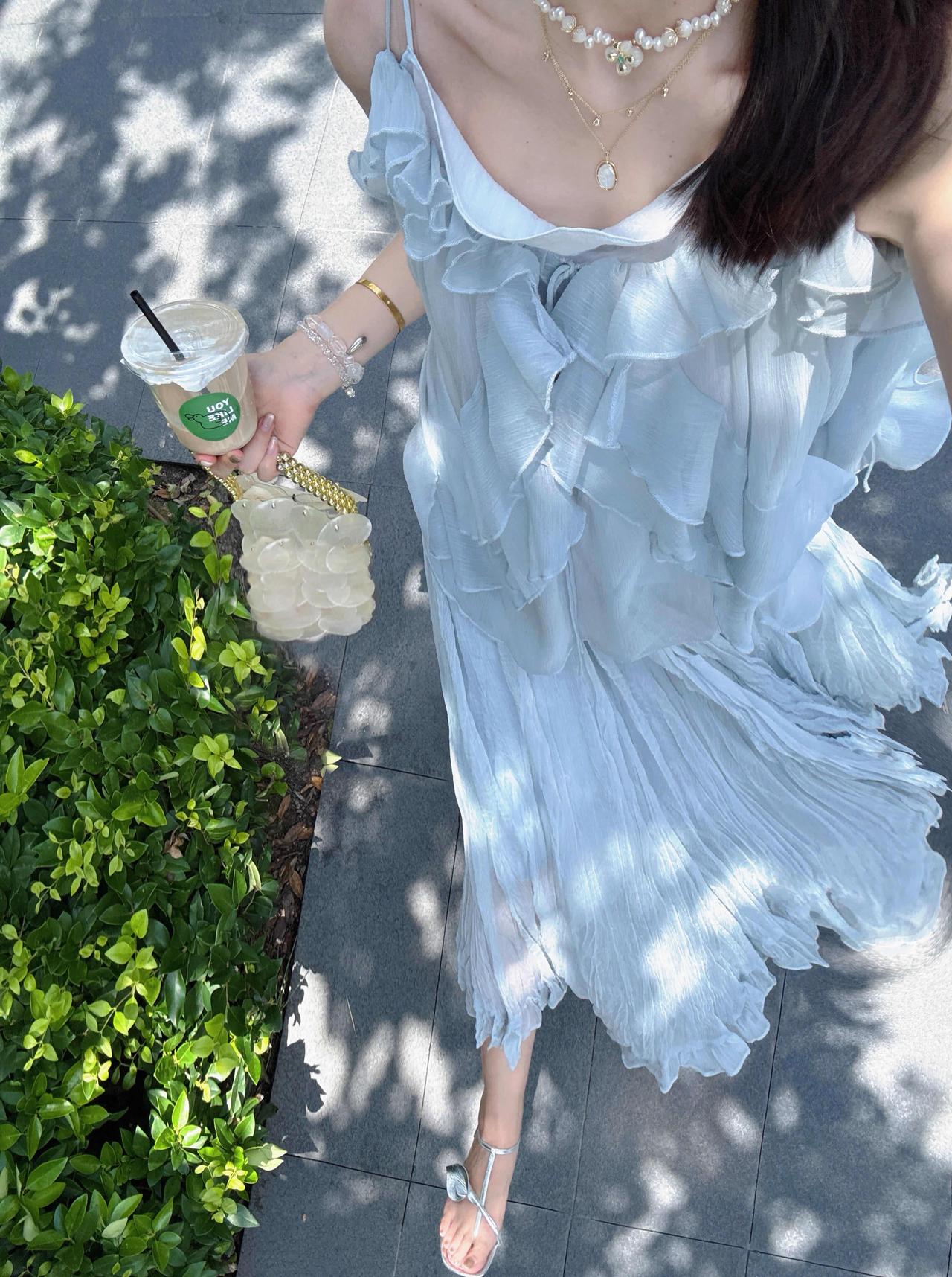 夏季裙子穿搭合集！整理了多款氛围感裙装搭配，风格丰富多样。清新浅蓝荷叶吊带裙温