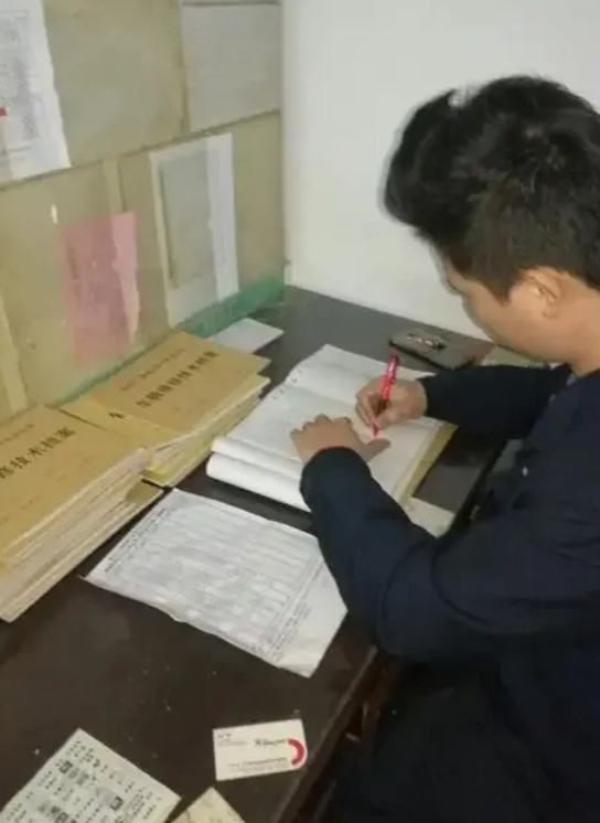 前男友供我上了大学，现在我找到了年薪100万的工作，但是跟他分手两年了。这两