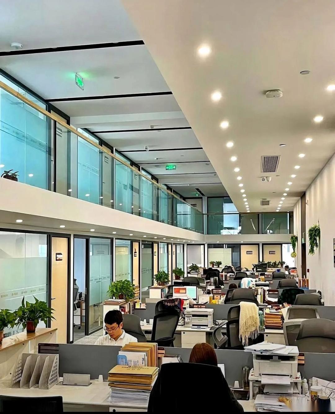 见过把自己公司亲手玩死的吗？活的。我听过一个最绝的。一个卖激光设备的小哥，公司的