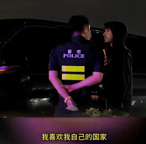 “台湾不是国家！”一名外国游客在台湾街头，竟当着当地警察的面把话挑明了。警察坚持