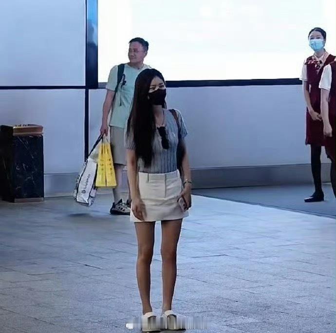 我说赵露思是矮个子嘛，你们还不信