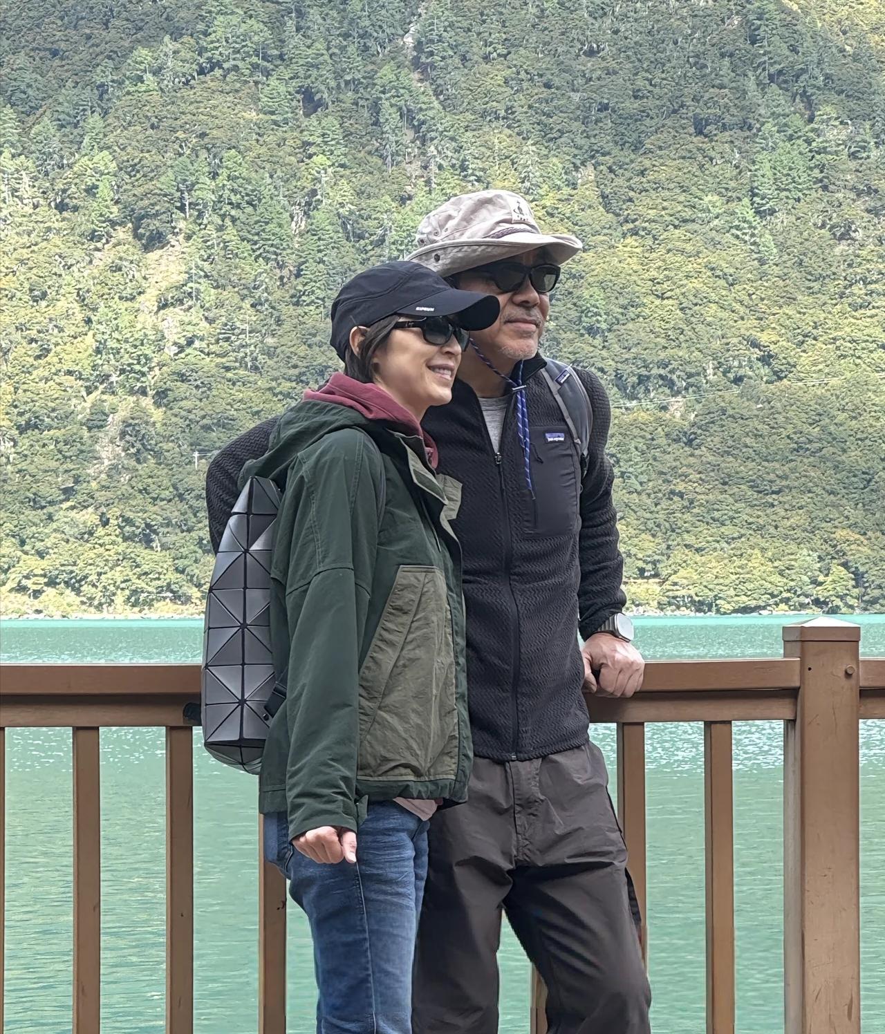 62岁刘青云和老婆郭蔼明现身西藏旅游，夫妻俩去了巴松措湖心岛、拉萨博物馆，穿衣打