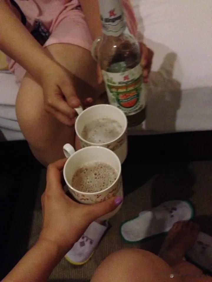 跟女领导一起出差三天，一到酒店，一人一个单间，两个房间紧挨着。晚上很晚，她忽然